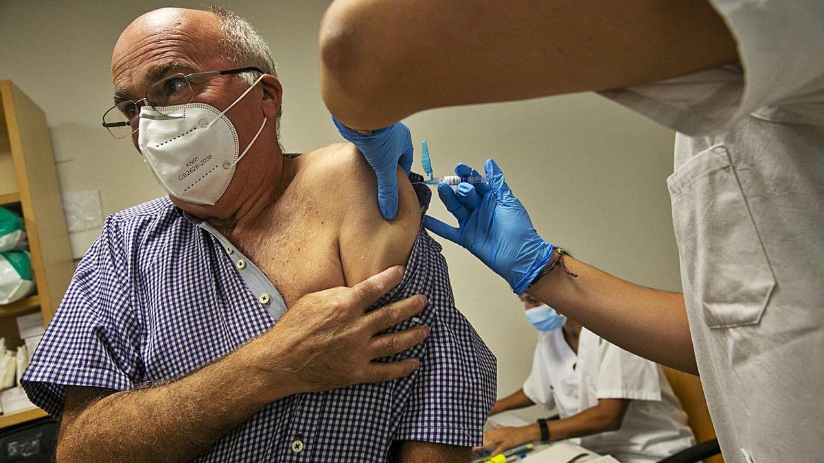 El personal sanitario vacuna a un hombre de la gripe en un centro de salud valenciano.  | LEVANTE-EMV