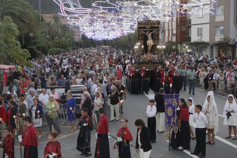 Un Cristo entre el fervor de la multitud. // Santos Álvarez