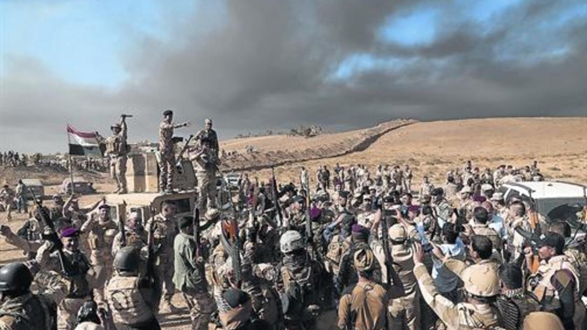 Miembros del Ejército iraquí celebran la toma de nuevas posiciones en las proximidades de Mosul.