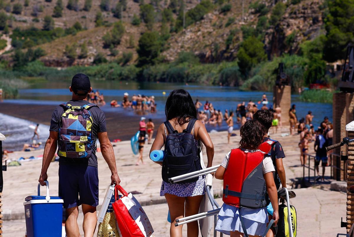 Una vista de l'Assut, repleto de bañistas, un domingo del pasado mes de julio.