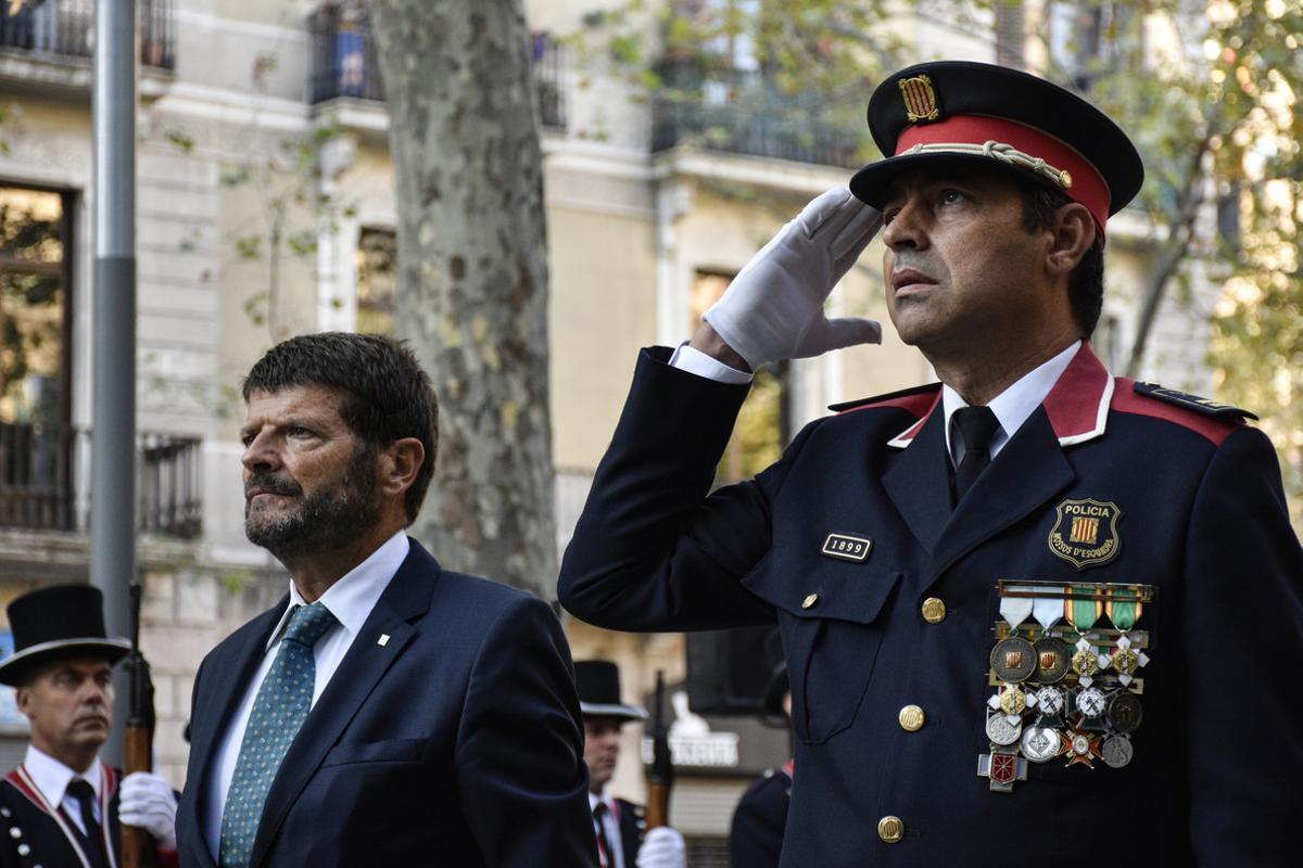 Entrega floral de los Mossos d’Esquadra al monumento de Rafael Casanova, con Albert Batlle (izquierda) al frente.