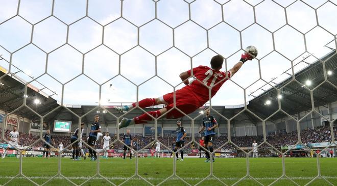 El portero del Paderborn Jannik Huth detiene el balón durante el partido de la Bundesliga alemana entre el SC Paderborn y el FC Schalke 04 en Paderborn,