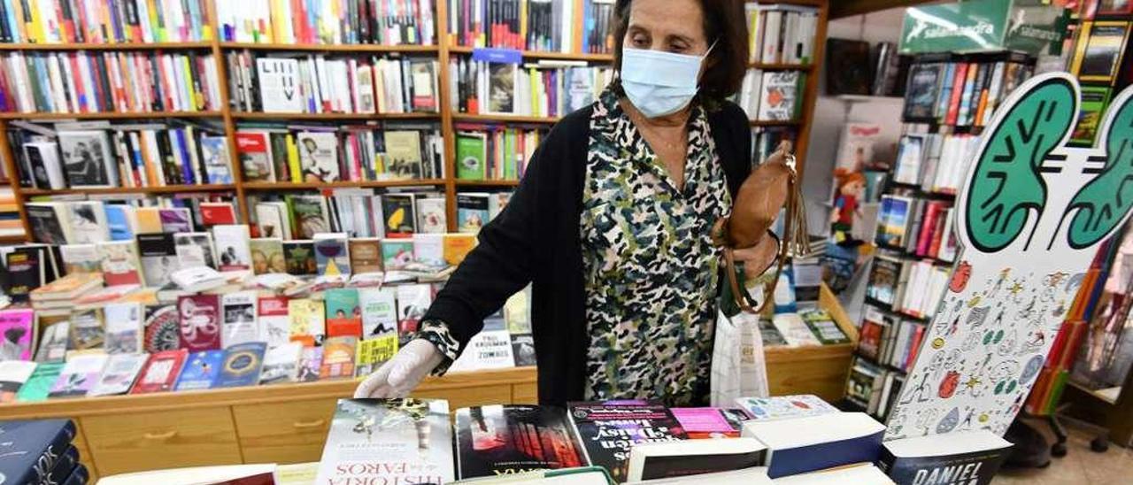 Librería de Pontevedra, ayer en el primer día de la desescalada. // Gustavo Santos