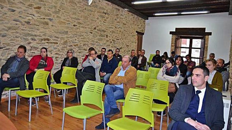 Empresarios de la comarca que asistieron a la reunión con la directora general de Turismo.