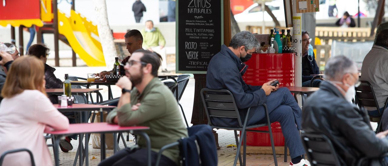 Un grupo de ciudadanos en un terraza de la isla, en una imagen de archivo.