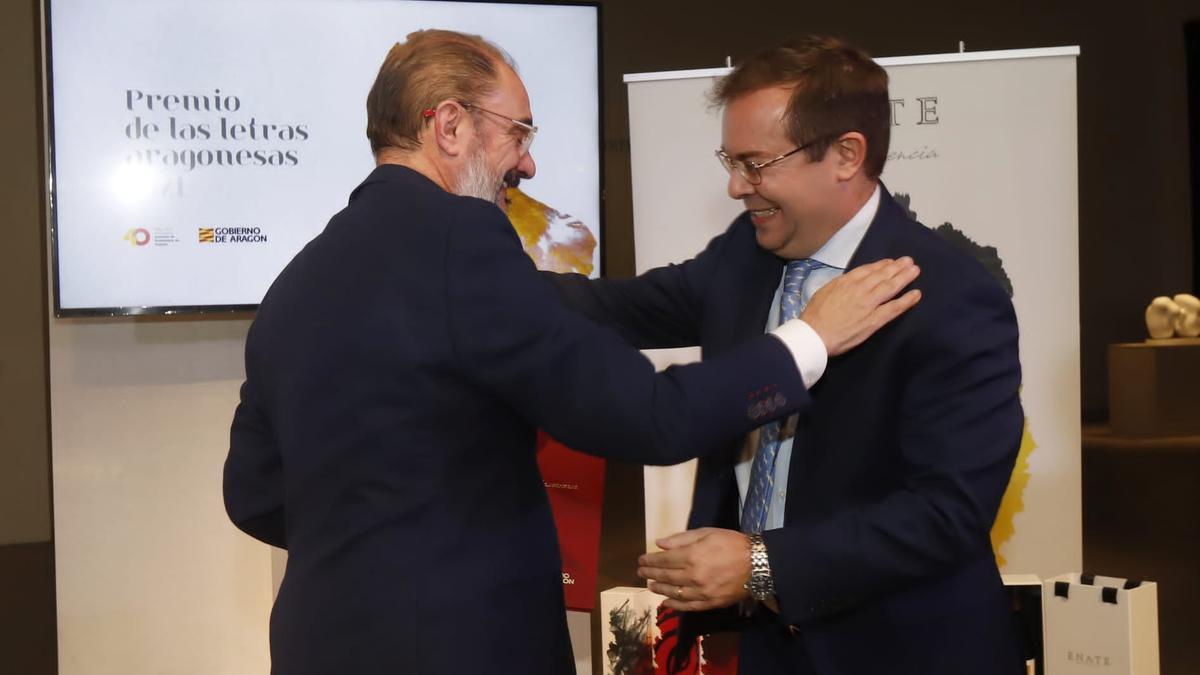 Javier Sierra se abraza al presidente Lambán, instantes antes de recibir el Premio de las Letras Aragonesas 2021.