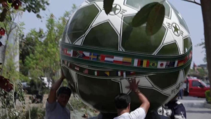 Balones monumentales convierten a la sede de Guadalajara en una gran cancha mundialista