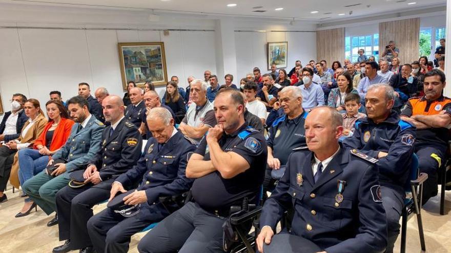 Marín homenajea en el Día de la Policía Local a cuatro “héroes” por su entrega a los demás