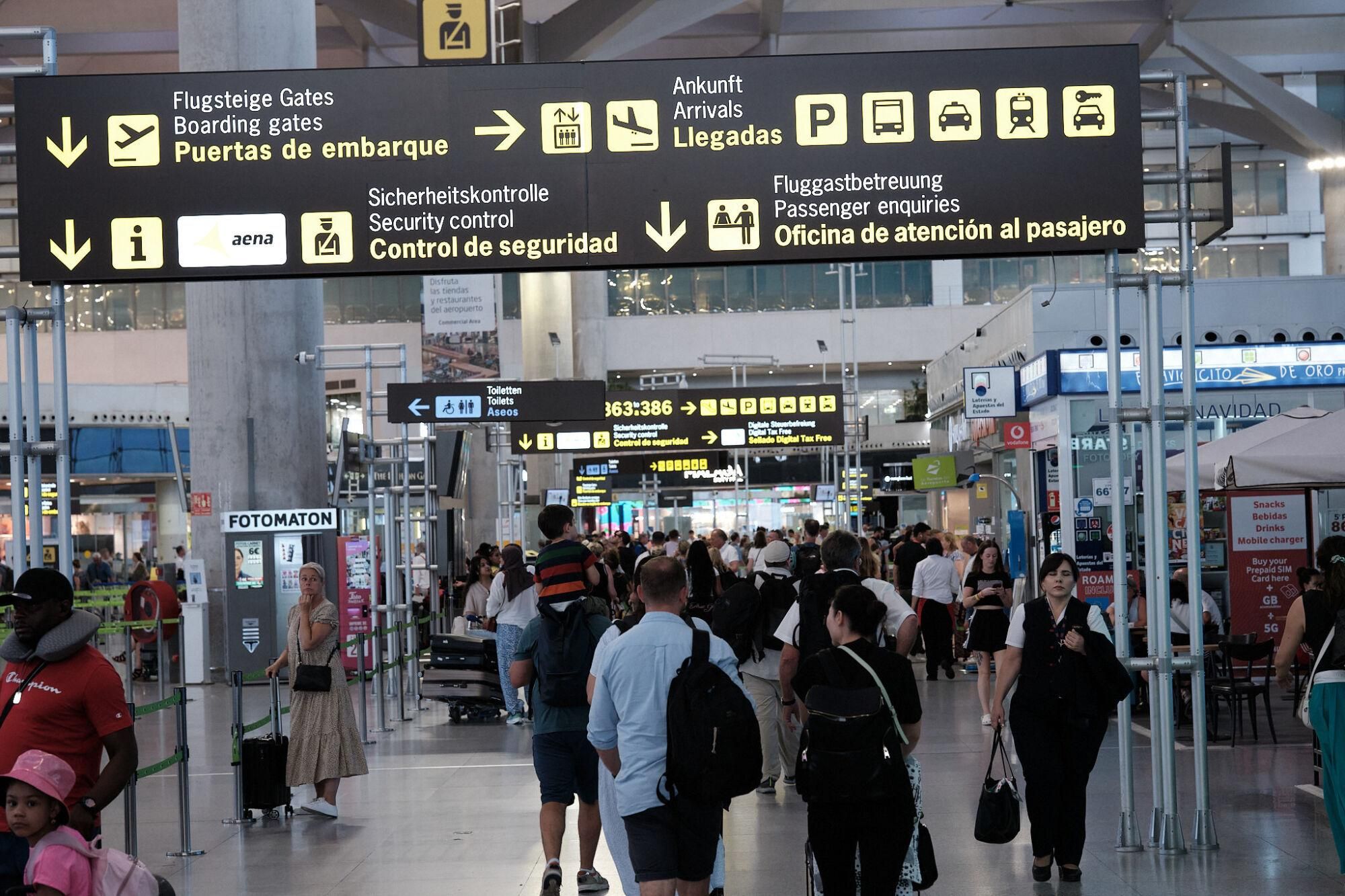 Máxima actividad en el aeropuerto en el comienzo de las vacaciones