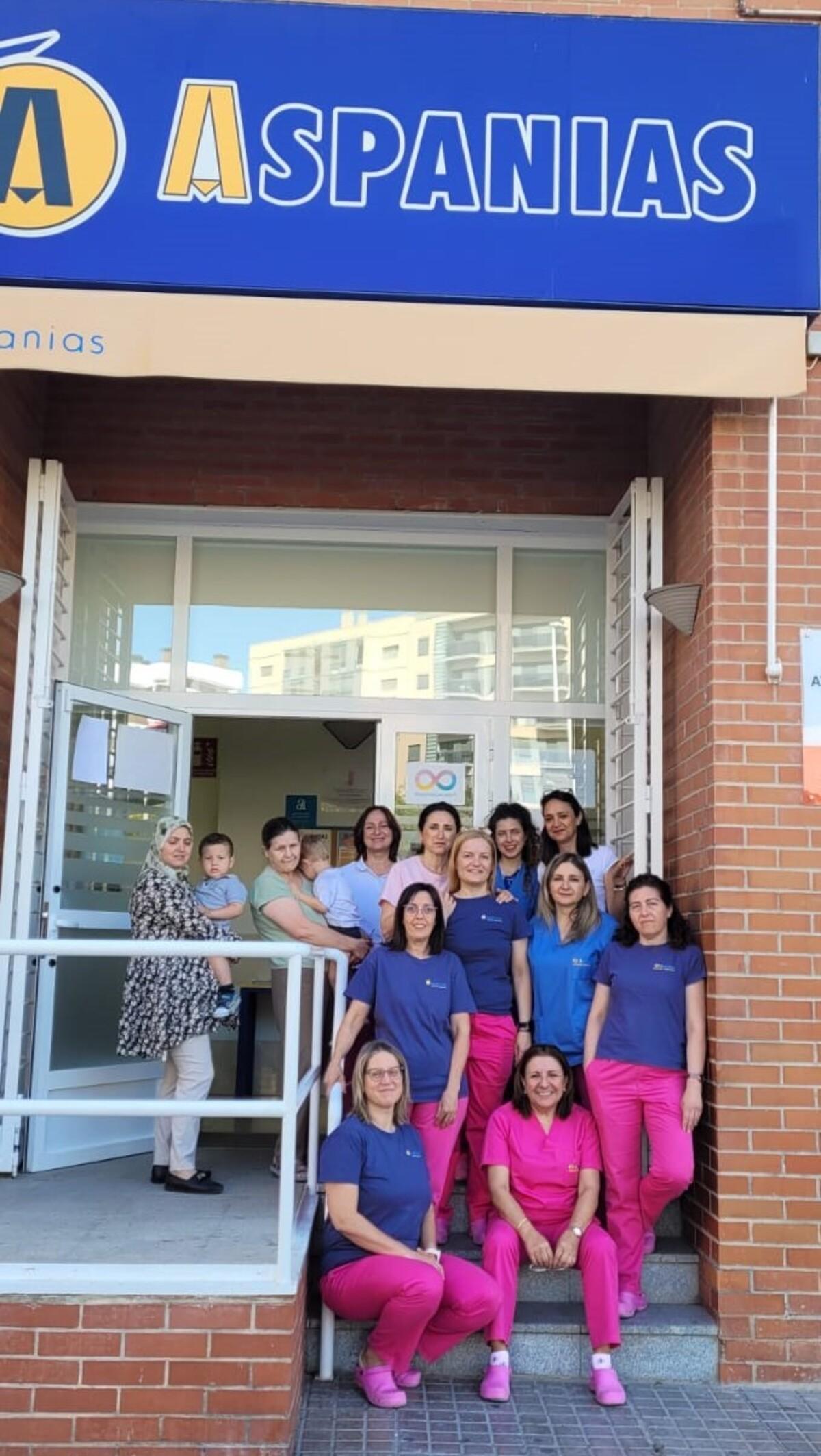 Otra imagen de la movilización en Aspanias, a favor de personas con discapacidad intelectual de Elche.