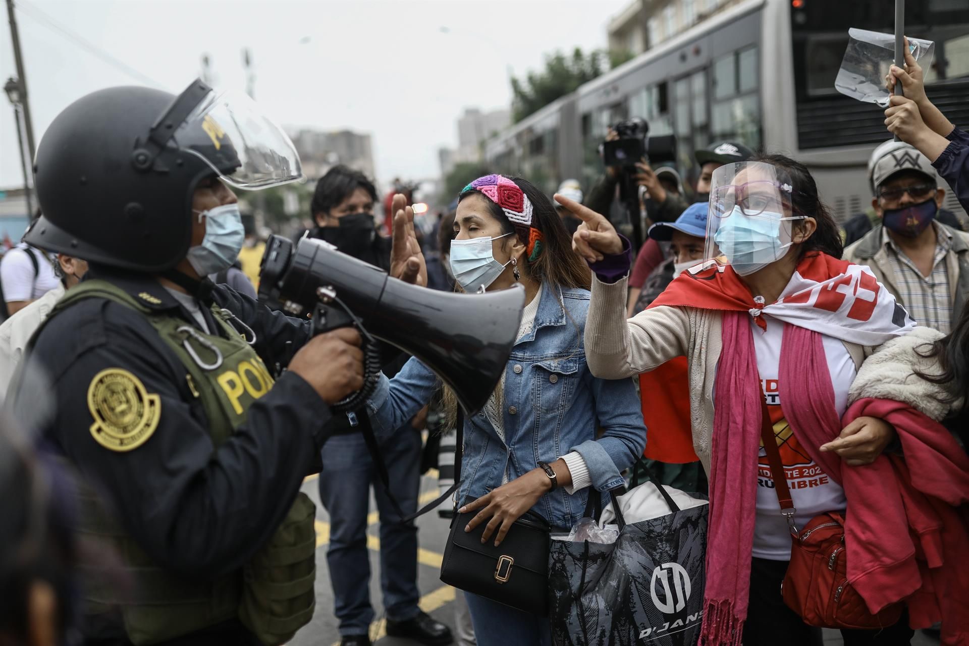 Seguidores de Castillo discuten con un agente en Lima, durante la manifestación de este sábado.