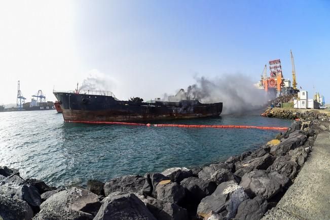 Incendio de un barco en el Muelle Reina Sofia