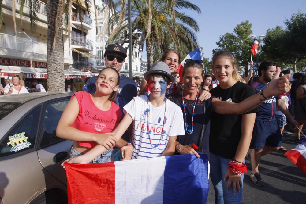 L''afició francesa a Roses celebra la victòria del seu equip al Mundial