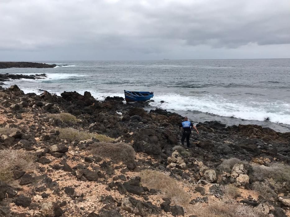 La Policía Local de Teguise detiene a 13 de los 24 inmigrantes que llegaron en patera a La Graciosa