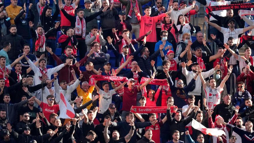 Aficionados del Sevilla animan al equipo durante el partido frente al Espanyol. EFE/Enric Fontcuberta