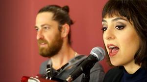 Els artistes israelians interpreten ’No more blues’ en acústic exclusiu.