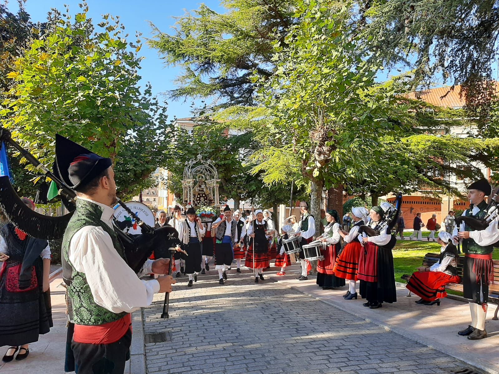 Villaviciosa ofrece el primer mosto a la Portalina: así ha sido el acto seguido de un desfile de carrozas