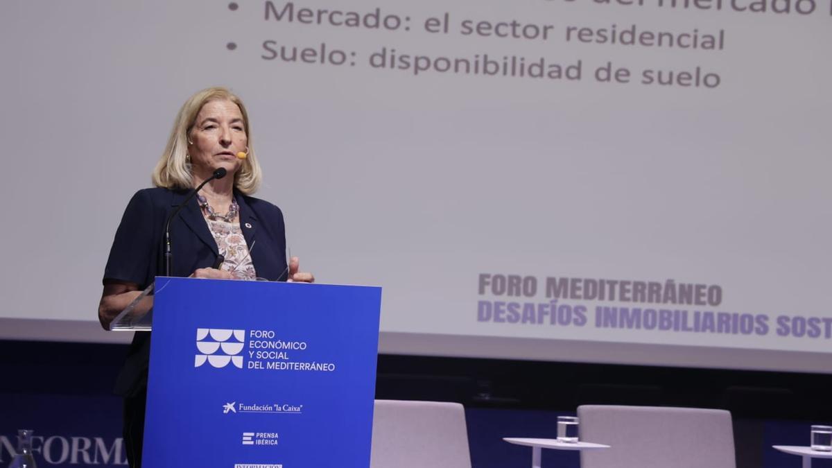La catedrática de Análisis Económico Aplicado y comisaria del consejo de expertos del Foro Mediterráneo sobre el sector inmobiliario, Paloma Taltavull, durante su intervención.