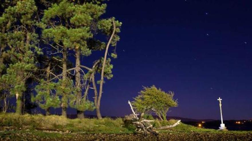 Fotografía nocturna de la isla de Cortegada con la Osa Mayor en el firmarmento y el cruceiro.  // Fernando Rey Daluz