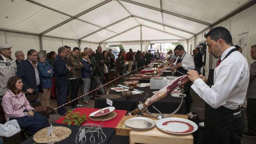 Público asistente al certamen de cortadores de jamón, ayer, en La Felguera.