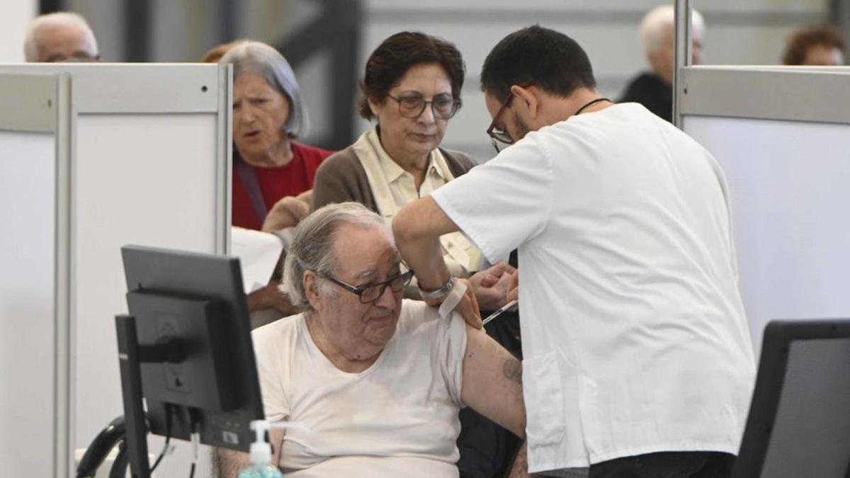 Un hombre se vacuna contra la gripe en Vigo.