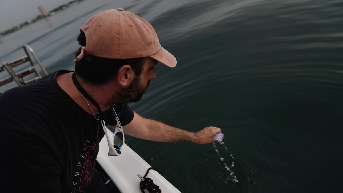 Un investigador de la Universidad de Murcia en la laguna salada.