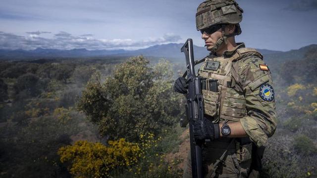Un soldat espanyol durant una formació de la Missió d’Assistència Militar de la UE en Suport a Ucraïna (EUMAM-UA).   | FERRAN NADEU
