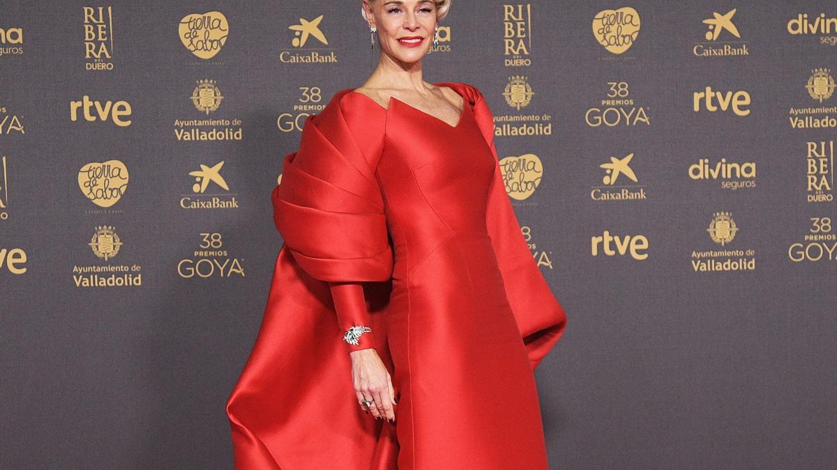 La actriz Belén Rueda posa en la alfombra rosa previa a la gala de la 38 edición de los Premios Goya, en el Auditorio Feria de Valladolid, a 10 de febrero de 2024, en Valladolid, Castilla y León (España).