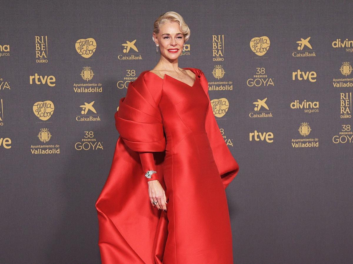 La actriz Belén Rueda posa en la alfombra rosa previa a la gala de la 38 edición de los Premios Goya, en el Auditorio Feria de Valladolid, a 10 de febrero de 2024, en Valladolid, Castilla y León (España).