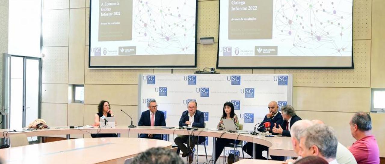 Presentación de &quot;A economía de Galicia. Informe 2022&quot;, en el Centro de Estudios Avanzados de la USC, ayer, en Santiago.