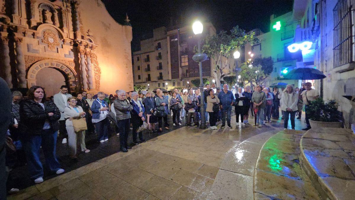 Los vecinos de Vinaròs se han concentrado en la plaza del Ayuntamiento.