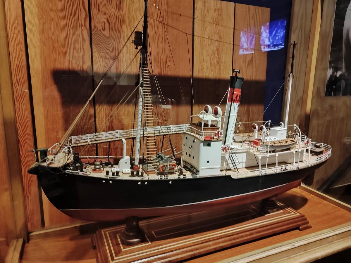 La sala dedicada a la caza de la ballena en el Museo Massó de Bueu