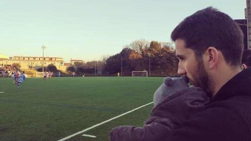 El entrenador David Cascallar, con su hijo en brazos, pide a los padres que ayuden a educar a los niños en los campos de fútbol.