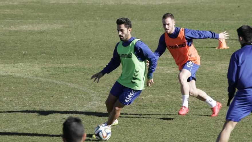 Javi Saura controla el balón mientras que Isi intenta sorprenderle por la espalda en un entrenamiento.