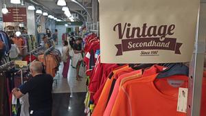 Una tienda de moda ’vintage’ de Humana, en Barcelona.