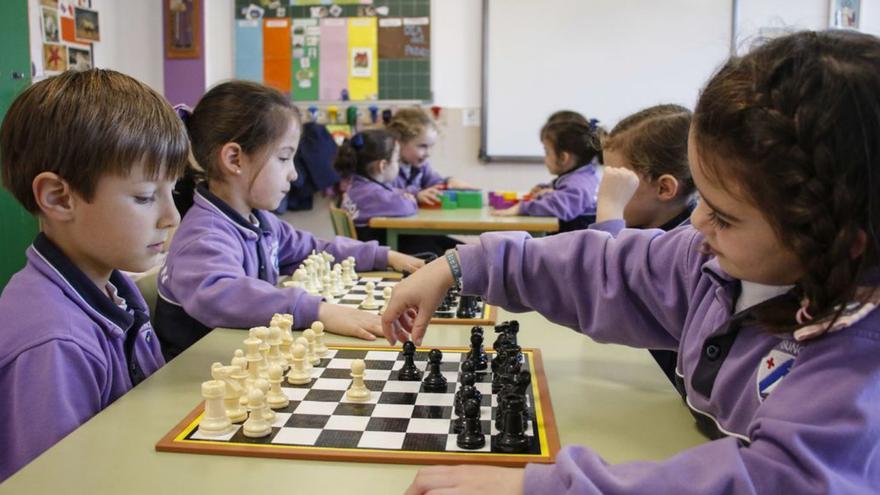 Niños de Infantil de La Asunción, jugando al ajedrez. |  | PABLO SOLARES