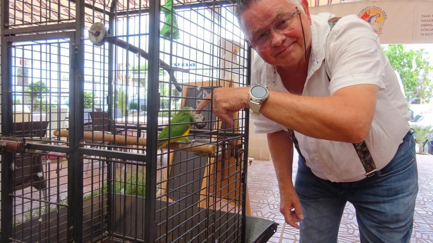 Alex, el dueño de «Einstein» junto al otro loro que tiene en el negocio.