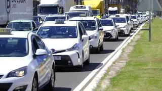 Los taxistas convocan manifestaciones para reclamar la subida inmediata de las tarifas