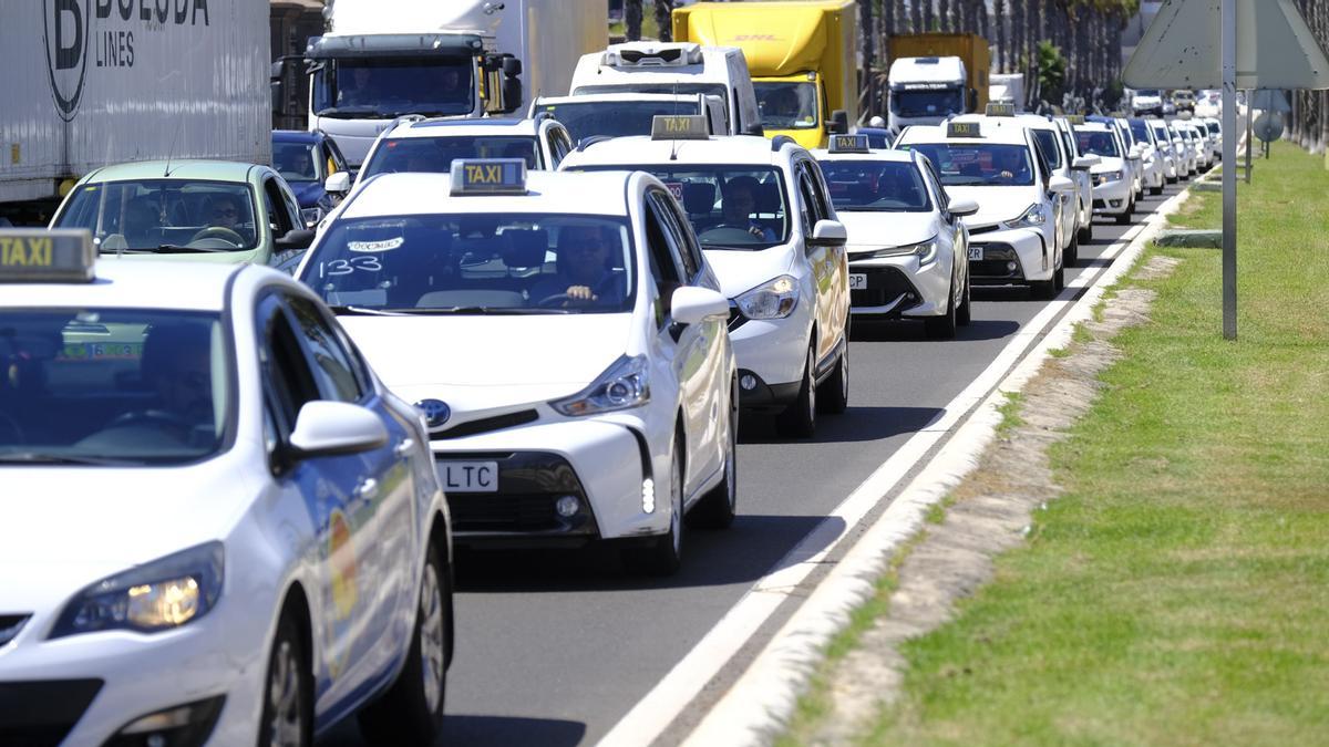 Caravana de taxistas en protesta por el día de libranza.