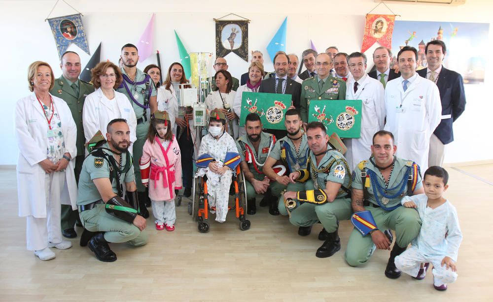 La Legión visita este Lunes Santo a los pequeños en el Materno