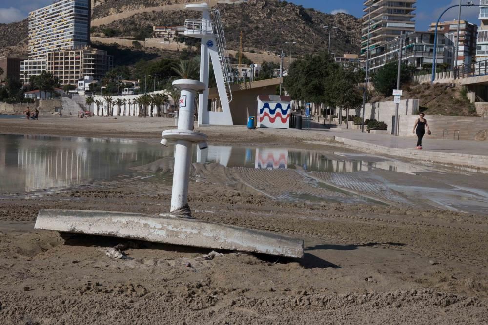 Dos semanas después de la tromba de agua que partió la zona, el ayuntamiento no ha adecentado el arenal