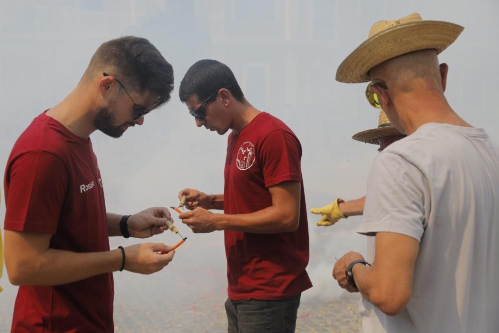 Mascletà manual en la Plaza del Pueblo de Paterna.