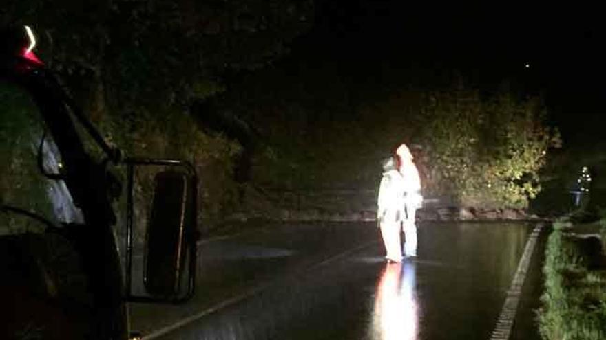 Estado en el que quedó la carretera tras el derrumbe de un talud // FdV