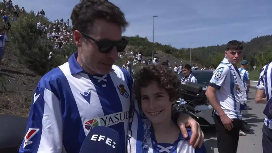 Una marea txuri urdin despide a la Real Sociedad en el inicio de su viaje a Sevilla