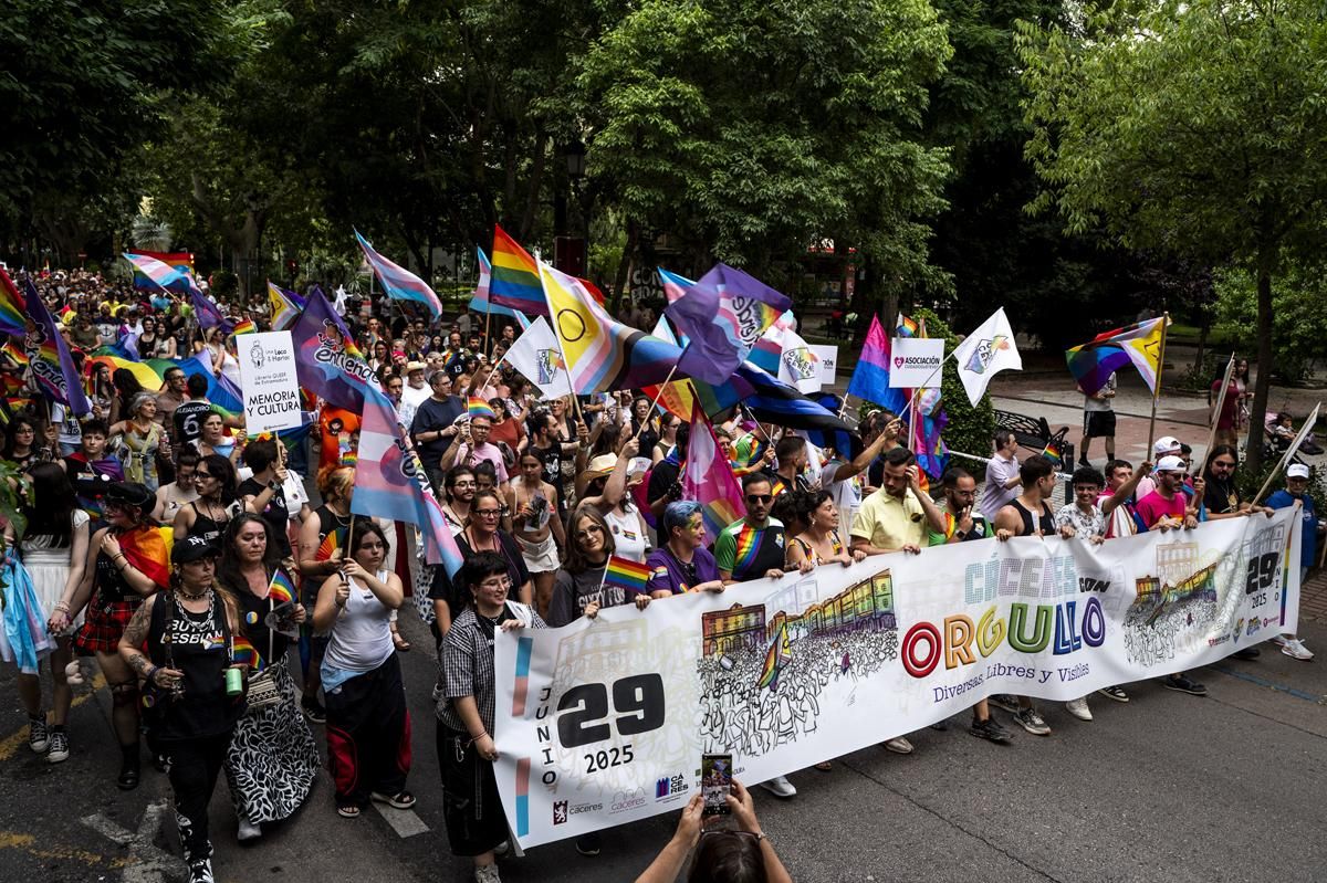 Fotogalería | Así fue la marcha del orgullo en Cáceres