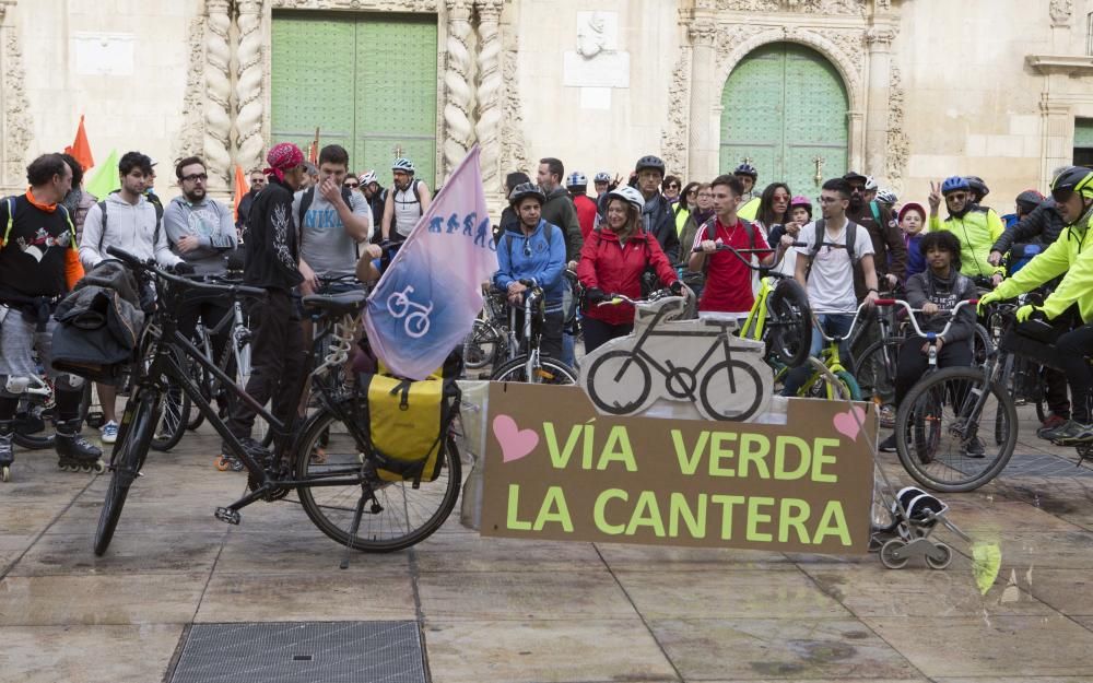 200 ciclistas exigen frente al Ayuntamiento una vía verde en La Cantera.