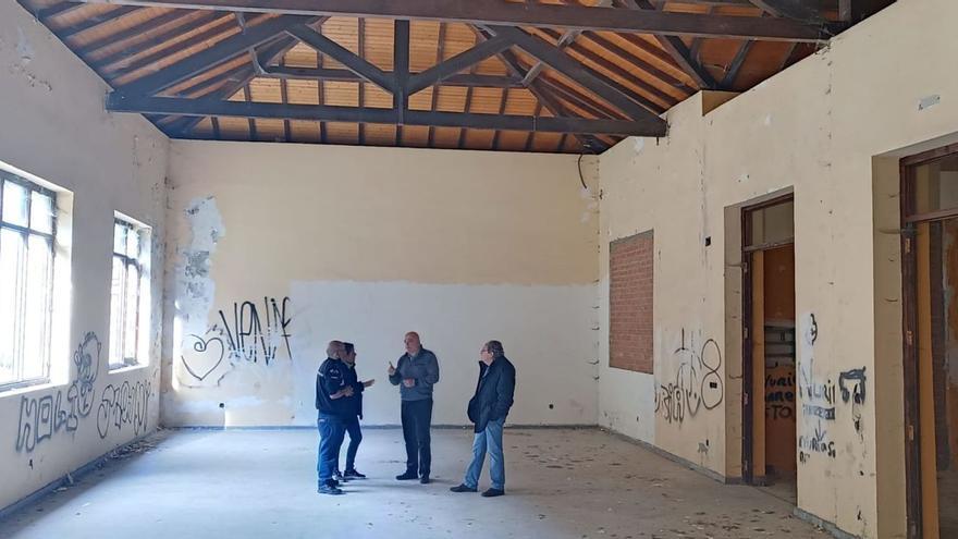 Integrantes de la plataforma en defensa del sanatorio de Bustiello, en una de las salas centrales del inmueble. | D. M.