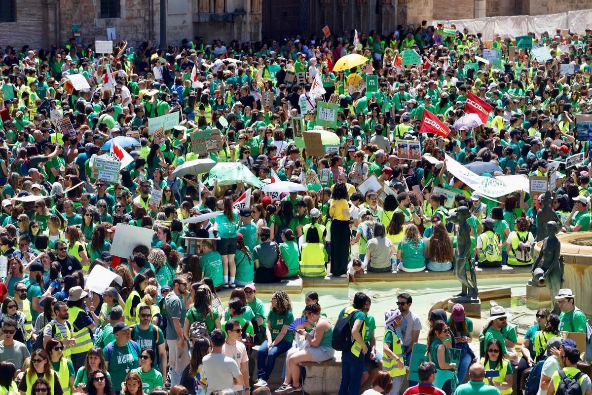 Así ha sido la marcha "histórica" de los profesores en València el día de la huelga