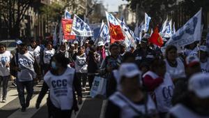 Miles de personas participan hoy en una manifestación para conmemorar el Día de la Lealtad peronista, en Buenos Aires (Argentina).