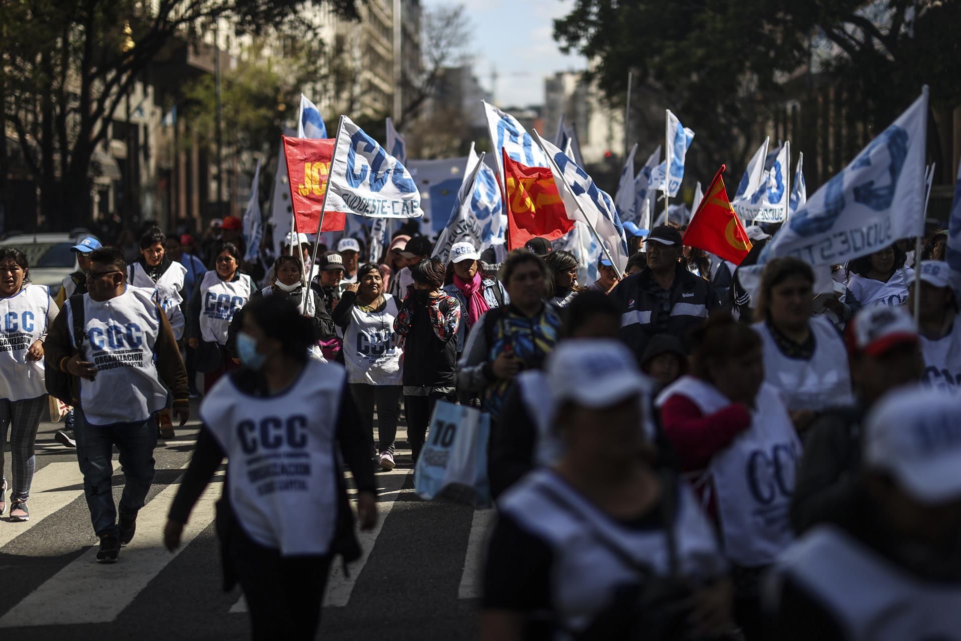 Miles de personas participan en una manifestación para conmemorar el Día de la Lealtad peronista, en Buenos Aires (Argentina).